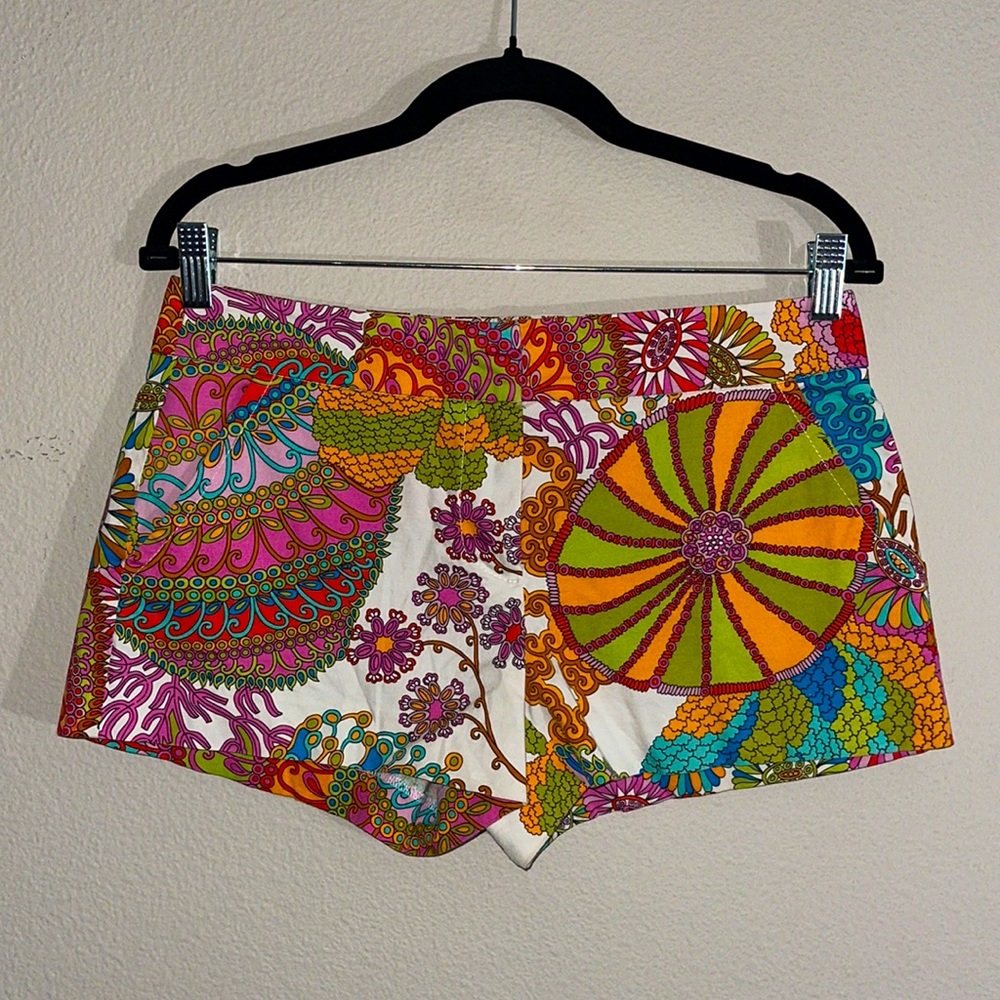 TRINA TURK CORBIN SHORT Size 4. Bold Colorful Print.